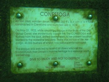 La plaque de Save Ontario Shipwreck sur la proue du Conestoga