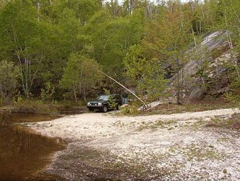 L'entrée principale de la mine et le petit lac qui la borde